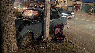 На Соколовой "семерка" врезалась в дерево. Автокресло не спасло ребенка от травм