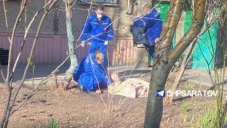 В Энгельсе мужчина выпал из окна и разбился насмерть