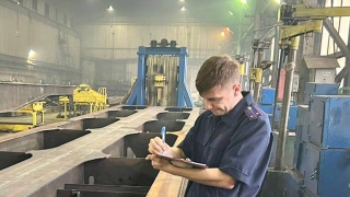 В Энгельсе сварщика придавило вагонной рамой