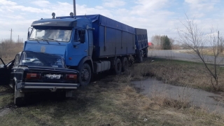 Под Петровском "шестерку" протаранил "КамАЗ". Водитель-пенсионер попал в больницу