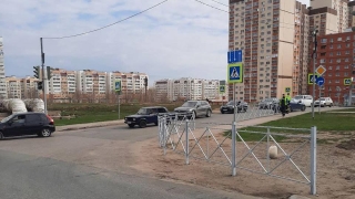 На улицах Саратова ставят пешеходные ограждения еще по семи адресам