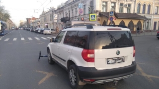 В центре Саратова встретились "Шкода" и подросток на самокате