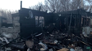 В Саратове три пожарных расчета тушили деревянный дом