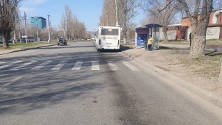 На проспекте Энтузиастов водитель автобуса уронил пассажирку