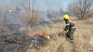 На окраине Саратова огонь с сухой травы перекинулся на крышу и сараи