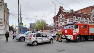 В Саратове перекресток около правительства не поделили "Калина" и пожарная машина