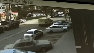 В центре Саратова таксист выкинул мусор на дорогу, получил "ответку", но не сдался