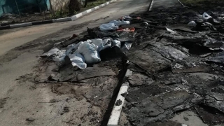 В Саратове после ремонта крыши коммунальщики устроили свалку на дороге