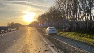 На саратовской трассе "Ауди" отлетел от отбойника в кювет