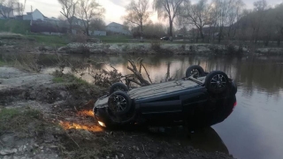 Пожилой водитель опрокинул "Калину" и чуть не оказался в реке