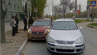 В Ленинском районе "Гольф" сбил женщину и отлетел в "Сандеро"