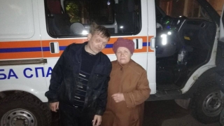 Спасатели вывели из ночного леса заблудившегося мужчину