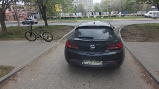 В Ленинском районе юный велосипедист въехал в "Опель" и попал в больницу