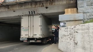 В Саратове под "мостом глупости" застрял очередной грузовик