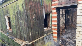 Соседи вызвали пожарных, но надворные постройки сгорели