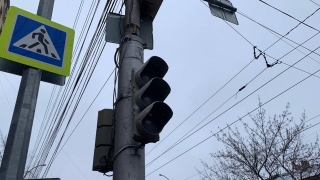 На перекрестке в Саратове отключат светофоры