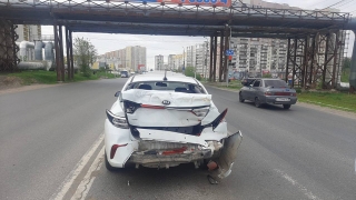 На въезде в Солнечный "Камаз" собрал "паровозик" из трех иномарок
