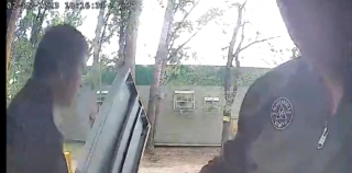 Жители Солнечного украли из подъезда двери лифта. Видео