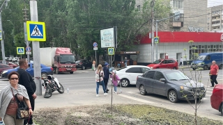 На перекрестке в центре Саратова не разъехались "Гранта" и мотоцикл