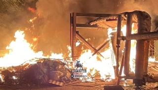 Ночью в энгельсском дворе пожар уничтожил пять мусорных контейнеров