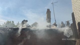 В центре Саратова полыхали надворные постройки. Огонь едва не перекинулся на дома