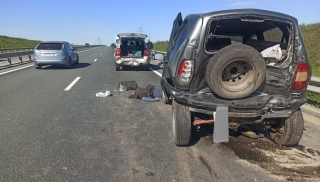 На трассе "ГАЗель" врезалась в два авто. Погибшего зажало между двумя машинами