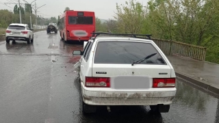 В Заводском районе легковушка неудачно догнала 6-й автобус