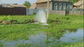 После жалоб властям в Маянге дали воду. Вместо домов она потекла по улицам