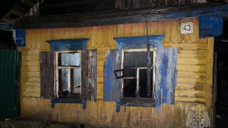 Три пожарных расчета тушили деревянный дом