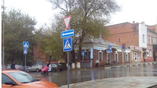 На перекрестке в центре Саратова женщина случайно стала жертвой ДТП