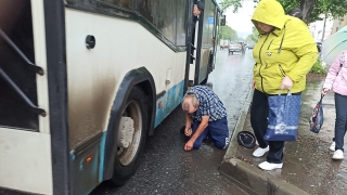 В Саратове водитель автобуса выкинул пассажира и едва его не переехал