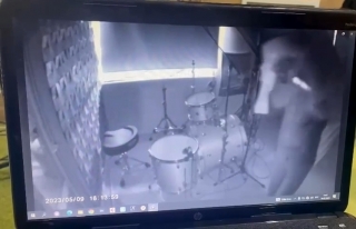 В Кировском районе у арендатора украли барабанные палочки. Видео