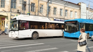 Утренняя поездка в саратовском автобусе окончилась для пенсионерки госпитализацией