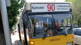 На проспекте Энтузиастов пенсионерка не удержалась в "резком" автобусе