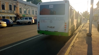 В центре Саратова пешеход попал под энгельсский автобус