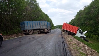 Самосвал и зерновоз не поделили дорогу. Пострадал один из водителей