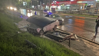 В Солнечном "шестерка" снесла остановку. Пострадали пешеходы