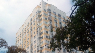 В Саратове на Шелковичной мужчина упал с 10-го этажа и разбился
