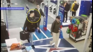 В Саратове воры обокрали "Спортмастер". Они набили вещами целую коробку