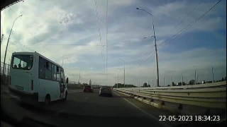 В Балакове водитель маршрутки выехал на встречную и едва не погубил пассажиров