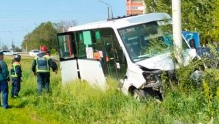 Энгельсская маршрутка протаранила опору билборда. Есть пострадавшие