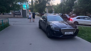 "Классика автохамства". Женщина на люксовом авто захватила тротуар в центре Саратова