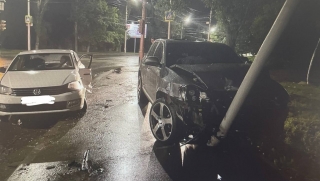 На Московском шоссе столкнулись "Volkswagen" и "Porsche". Два человека в больнице