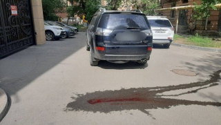 Во дворе дома на Танкистов джип наехал на старушку