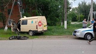 В столкновении с "Газелью" пострадали две девочки на мопеде. Одна погибла