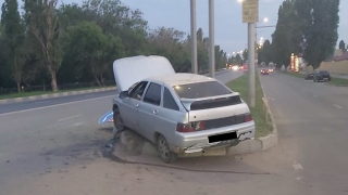 На Сокурском тракте "12-я" въехала в опору. Пострадала пассажирка