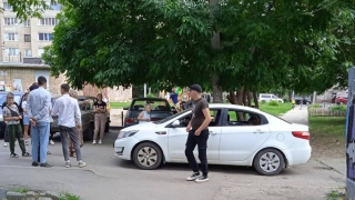 Иномарка сбила девочку во дворе дома