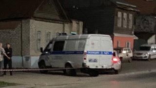 В центре Саратова пытались зарезать полицейского. Его подстерегли возле дома