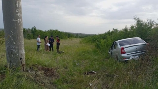 Под Саратовом водитель "Логана" въехал в столб и погиб