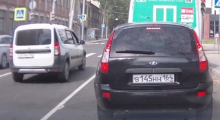 В Саратове водитель подрезал авто, проехал на "красный" и показал палец очевидцу